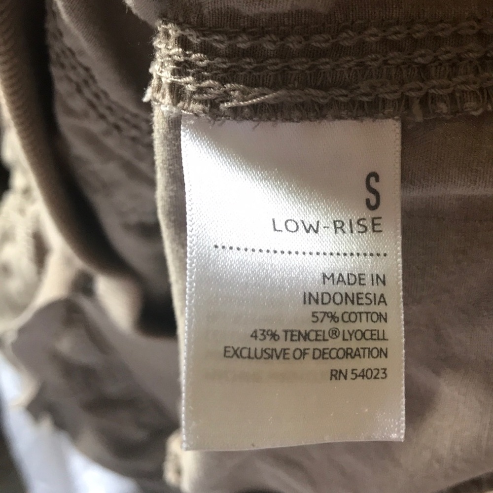 Old Navy low-rise Capris - Picture 6 of 7